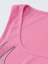 Geripptes kurzes Tanktop mit Strass- und Herz-Anhänger
